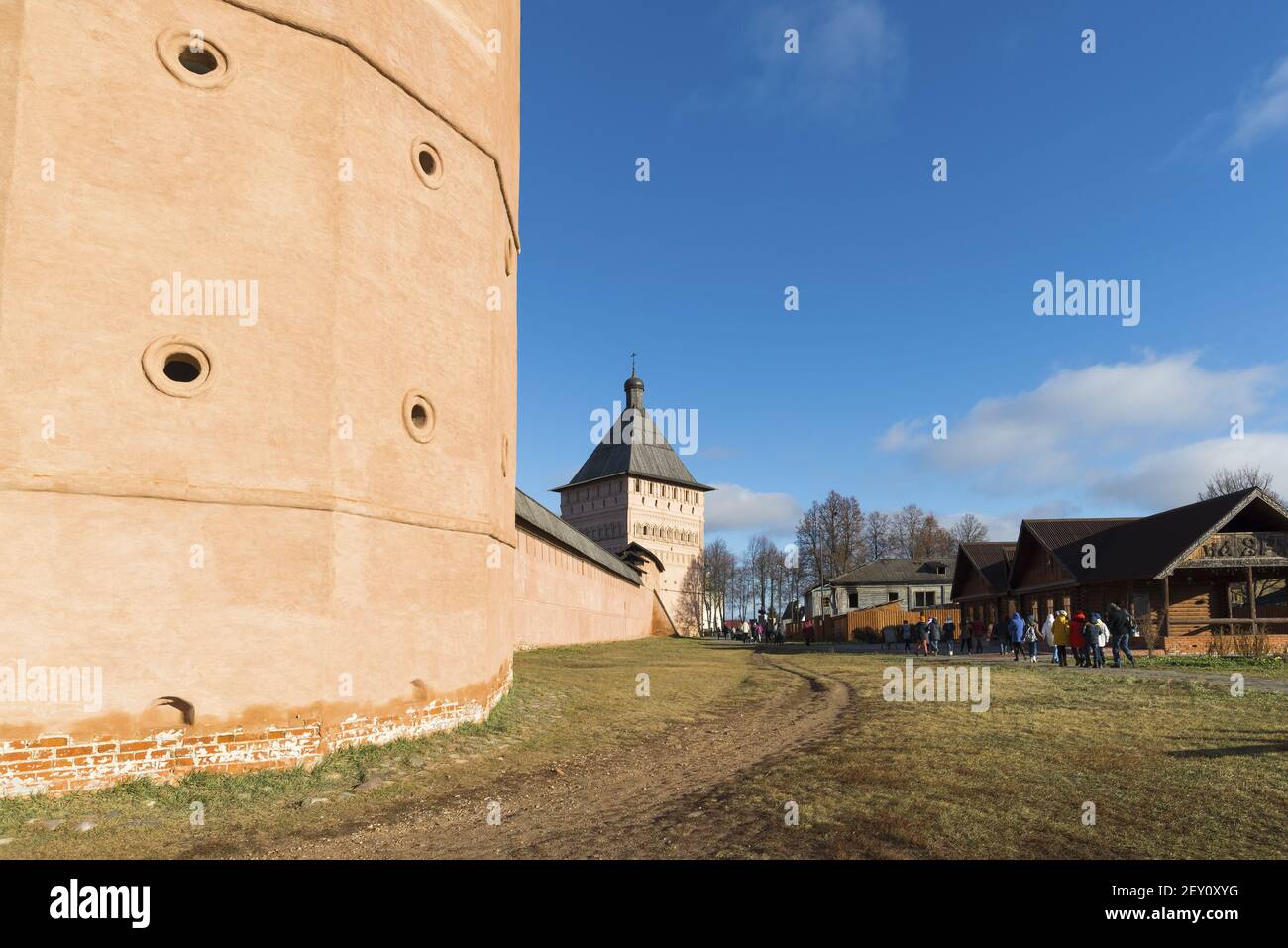 SUSDAL, RUSSLAND-06.11.2015. Mauer des Klosters St. Euthymios, gegründet im Jahre 1350. Goldener Ring Reisen. Stockfoto