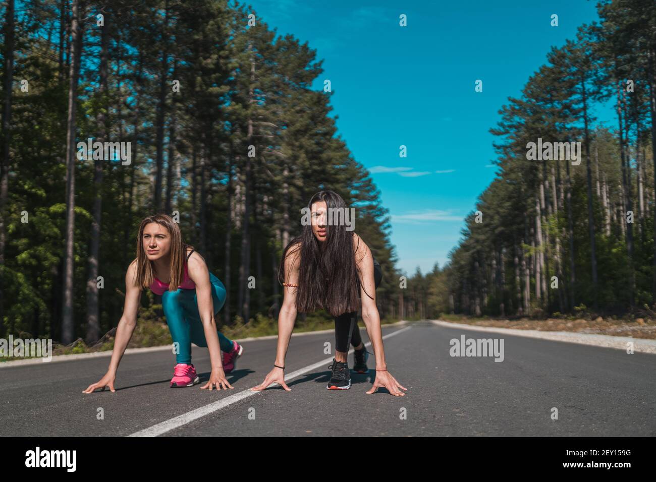 Fröhliche Läufer trainieren im Sommer für Sport und gesund Lifestyle Stockfoto