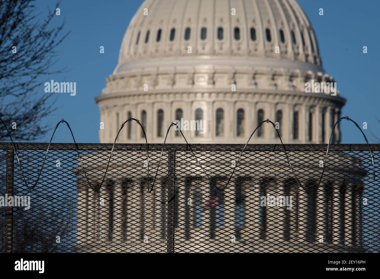 Das US-Kapitolgebäude hinter dem Sicherheitszaun in Washington, D.C., am Freitag, 5. März 2021. Nach einer späten Lesung des 628-seitigen $1,9-Billionen-COVID-Hilfsgesetzes werden heute vor einer endgültigen Senatsabstimmung über die vorgeschlagenen Änderungen Abstimmungen erwartet. (Graeme Sloan/Sipa USA) Stockfoto