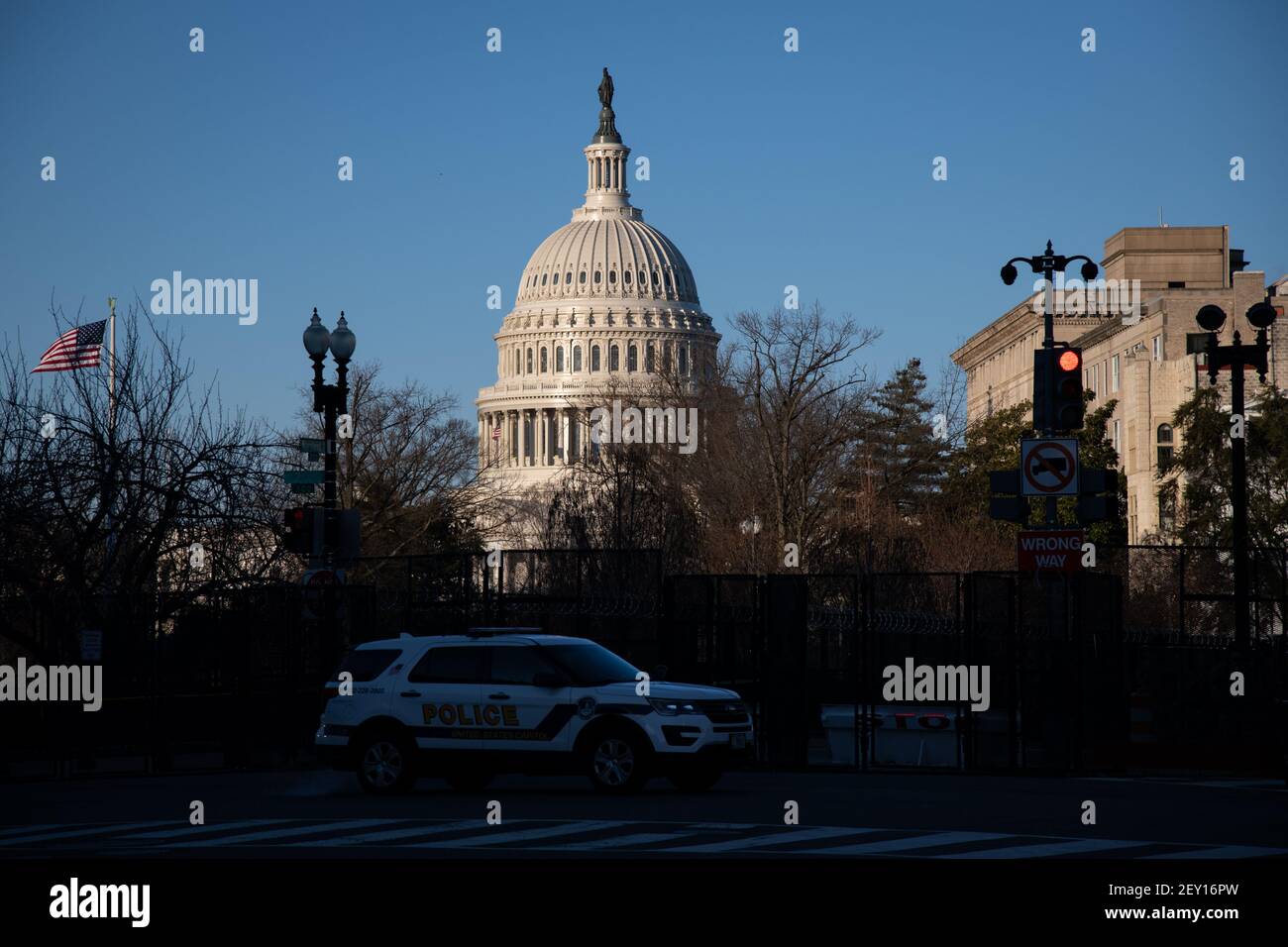 Das US-Kapitolgebäude hinter dem Sicherheitszaun in Washington, D.C., am Freitag, 5. März 2021. Nach einer späten Lesung des 628-seitigen $1,9-Billionen-COVID-Hilfsgesetzes werden heute vor einer endgültigen Senatsabstimmung über die vorgeschlagenen Änderungen Abstimmungen erwartet. (Graeme Sloan/Sipa USA) Stockfoto