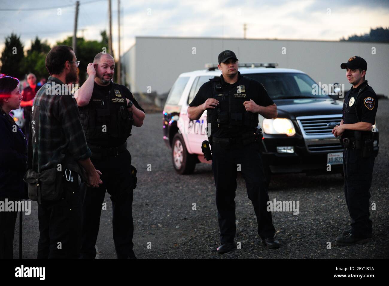 Klimaaktivisten der steigenden Flut zielten am 30th 2014. Juni kurz nach dem 5am. Juni auf das Distributionsterminal von Arc Logistics in NW Portland, das eines von zwei großen Terminals im Bundesstaat ist. Die Demonstranten wollen, dass das Problem des Ölzugs angesprochen wird und glauben, dass fossile Brennstoffe der Vergangenheit angehören sollten. Irene Milsom aus Portland, Oregon, ließ ihren Arm in ein Fass über der Hauptstrecke, die in das Terminal führt, betonieren. (Foto: Alex Milan Tracy/Sipa USA) Stockfoto