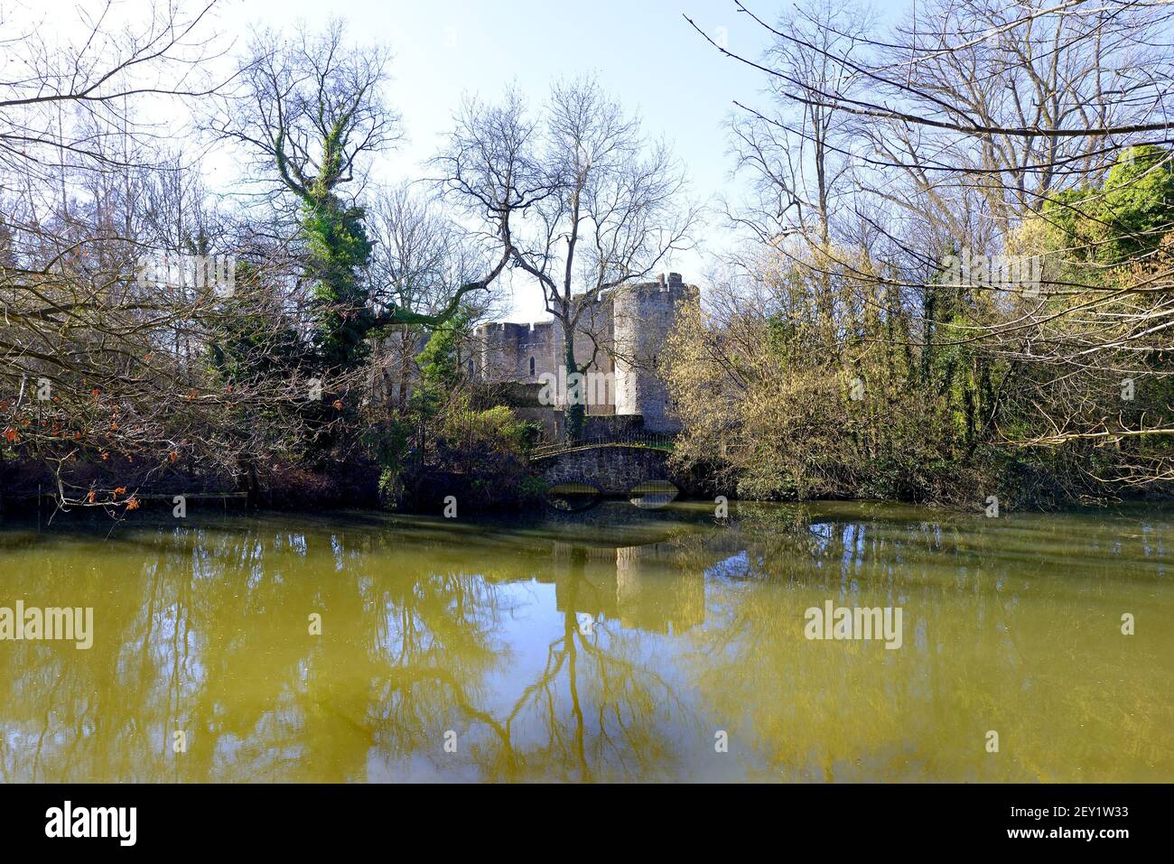 Maidstone, Kent, Großbritannien. Allington Castle (12.C) von der anderen Seite der Medway. Jetzt eine private Residenz und beliebter Veranstaltungsort für Hochzeiten Stockfoto