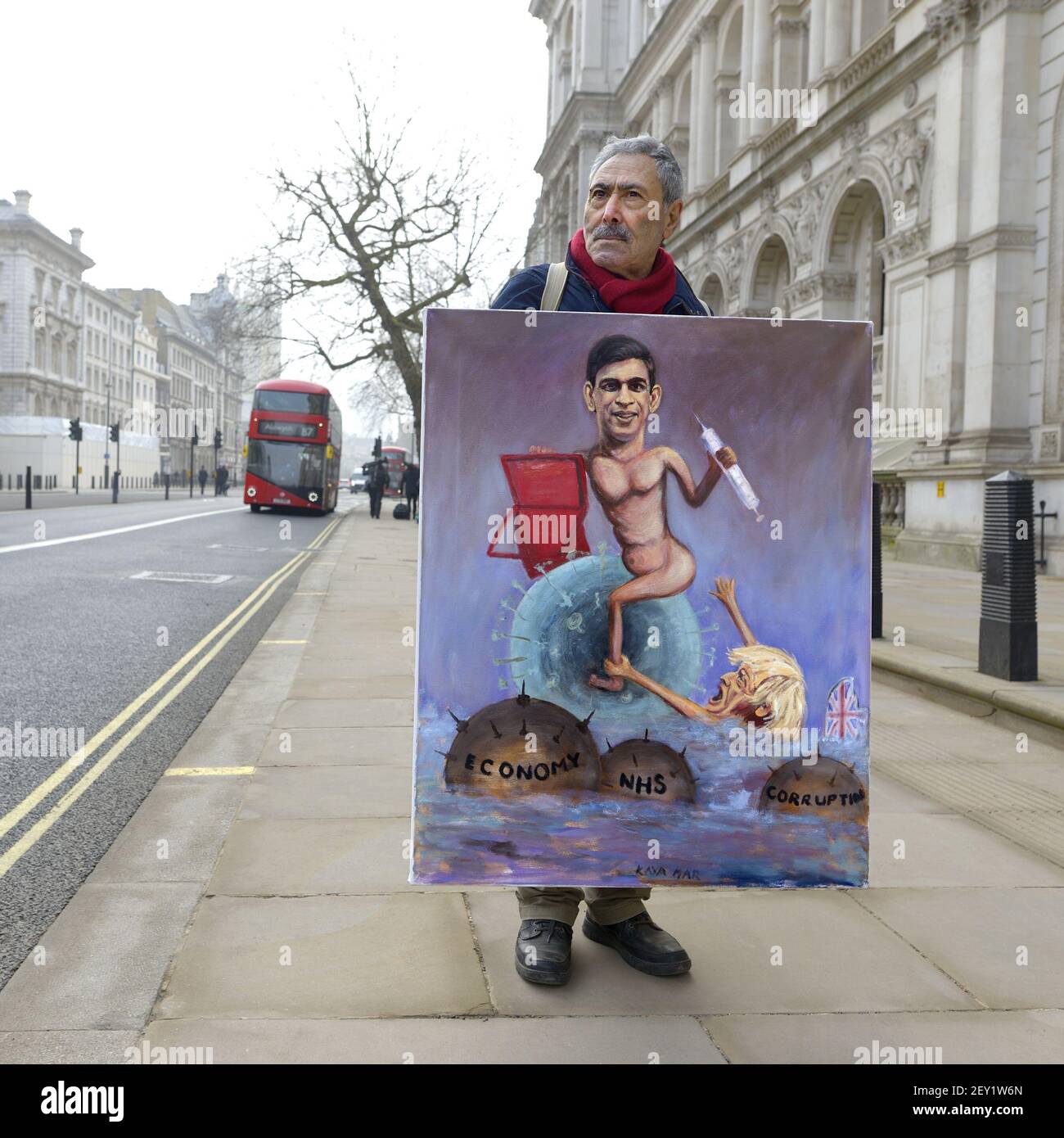Kaya Mar - türkischer politischer Karikaturist - außerhalb der Downing Street mit seinem neuen Budget-Gemälde von Rishi Sunak, am Budget Day 3rd. März 2021 Stockfoto