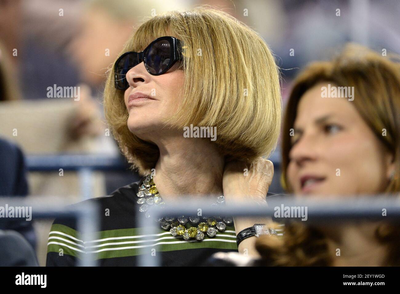 Anna Wintour, Chefredakteurin der American Vogue, nimmt am 26. August 2014 an dem abendlichen Tennisspiel zwischen Roger Federer aus der Schweiz und Marinko Matosevic aus Australien Teil, das während der U.S. Open 2014 im USTA Billie Jean King National Tennis Center im New Yorker Stadtteil Queens, NY, stattfand. (Foto von Anthony Behar/Sipa USA) Stockfoto