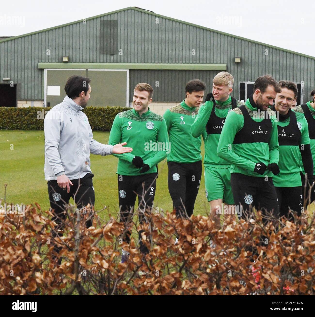 Tranent, Ormiston, East Lothian.Schottland. UK .5th March 21 der Hibernian Chris Cadden chattet mit Fitness-Trainer Colin Clancy vor dem Training Session für das schottische Premiership Spiel gegen St Johnstone Credit: eric mccowat/Alamy Live News Stockfoto