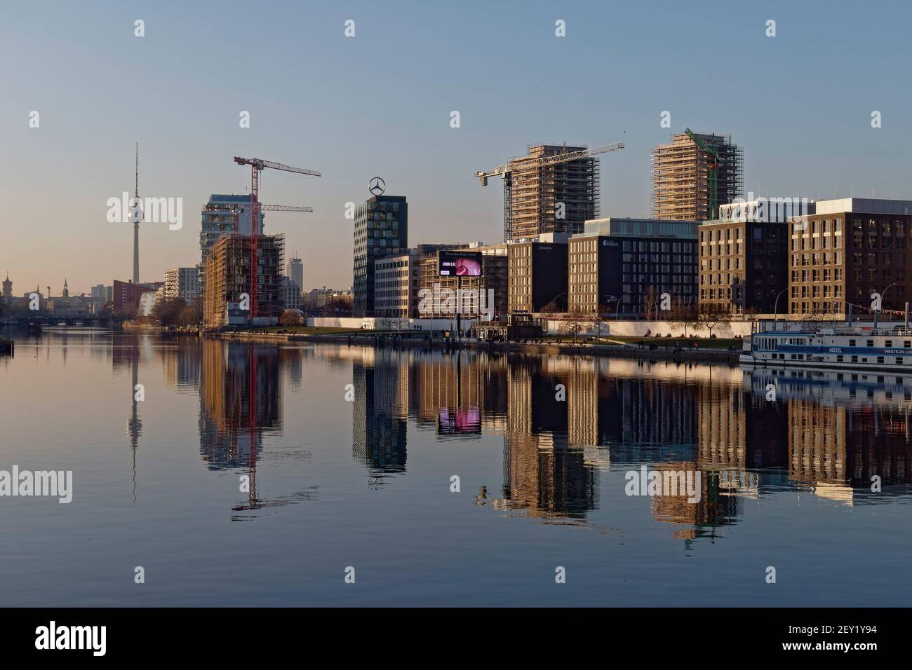 Skyline Berlin, Blick von Oberbaumbrücke Richtung East Side Gallery, Media Spree, Zalando, Neubauten an der Mühlenstraße, Hostel Boot, Friedrichshai Stockfoto