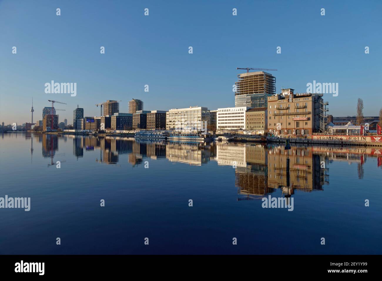 Skyline Berlin, Blick von Oberbaumbrücke Richtung East Side Gallery, Media Spree, Pirates of Berlin, Speicher, Zalando, Wohnebenen, Mercedes, Pie Stockfoto