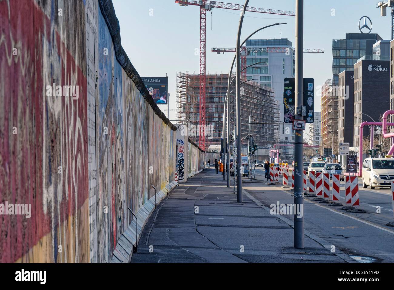 Berliner Mauer, East Side Gallery an der Spree, Neubauten Media Spree, Mercedes, Living Levels, Pier 61/63, Mühlenstraße, Baustelle, Berlin-Friedrich Stockfoto