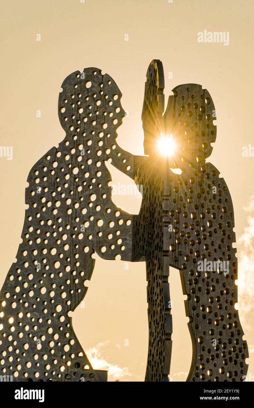 Molecule man Men, Monumentalkunstwerk von Jonathan BOROFSKY in der Spree im Osthafen , Gegenlicht, Symbolbild, Berlin, Deutschland Stockfoto