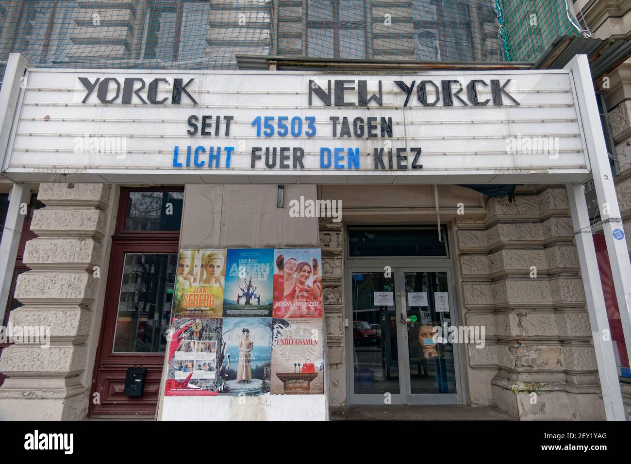 Yorck Kino in Kreuzberg, geschlossen während Corona Lockdown. Anzeige ' seit 15503 Tagen Licht für den Kiez ', Berlin, Deutschland Stockfoto