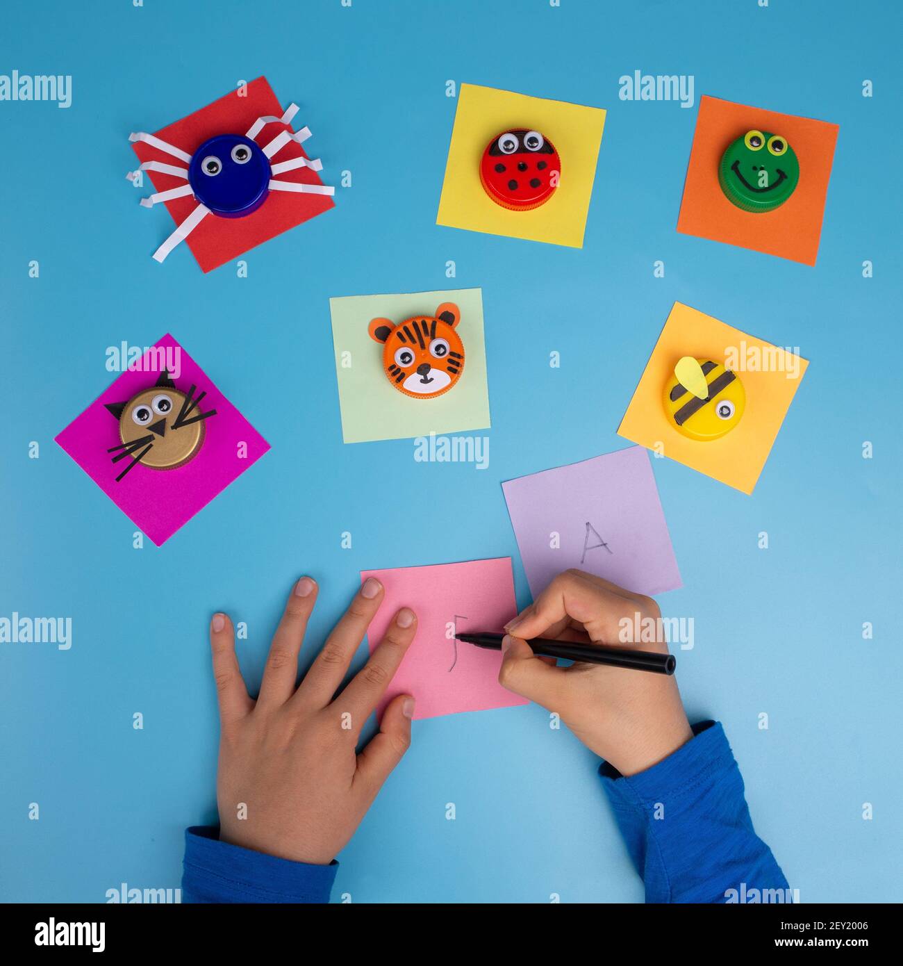 DIY Kunststoff-Flaschenverschlüsse für Kunsthandwerk und Kunst, Recycling Kunststoff-Konzept, einfache Aktivität für Kinder Stockfoto