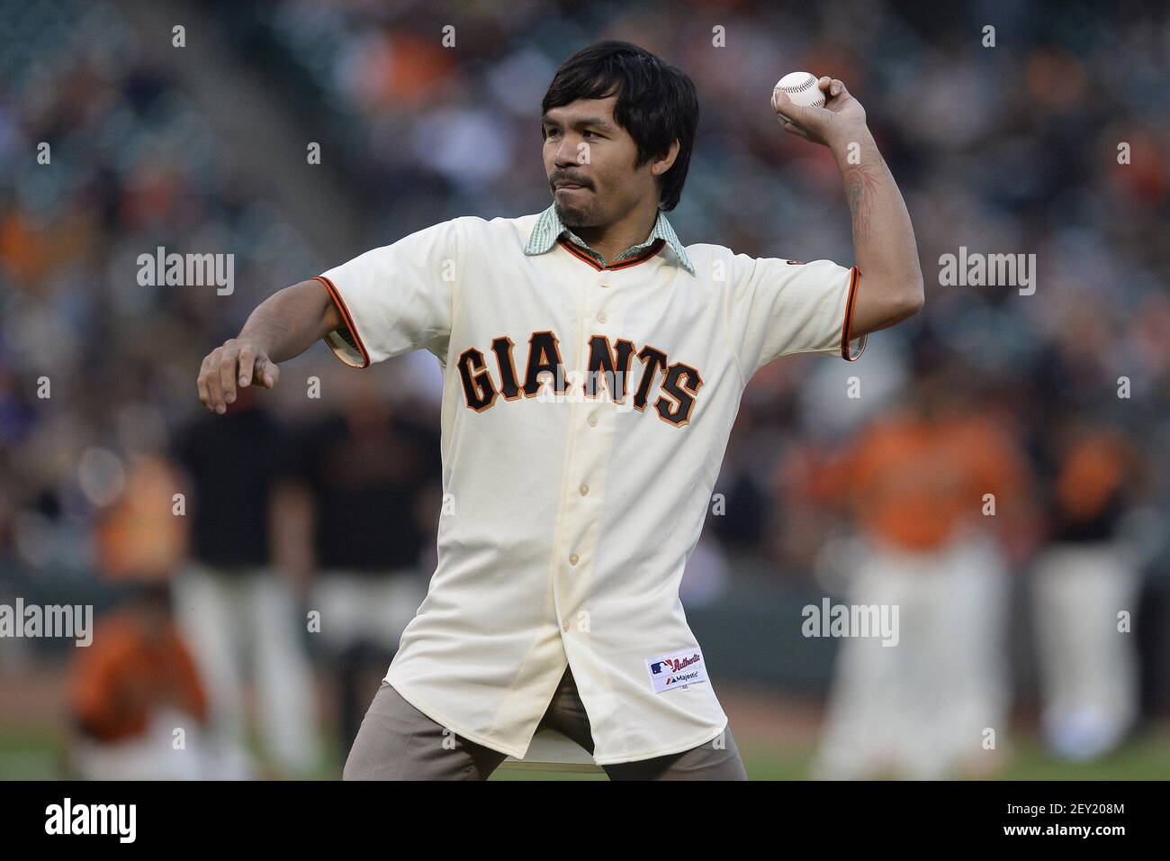 Boxer Manny Pacquiao wirft die zeremonielle erste Seillänge vor einem Spiel zwischen den San Francisco Giants und den Milwaukee Brewers im AT&T Park in San Francisco, Kalifornien, am Freitag, 29. August 2014. (Foto: Jose Carlos Fajardo/Bay Area News Group/MCT/Sipa USA) Stockfoto