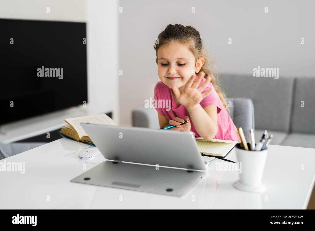 Kind Mit Digitalem Tablet Zeichnen Und Schreiben Stockfoto