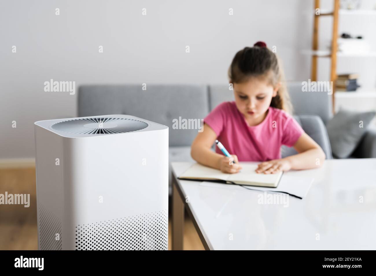 Luftreiniger Moderne Gesundheitstechnologie Im Wohnzimmer Stockfoto