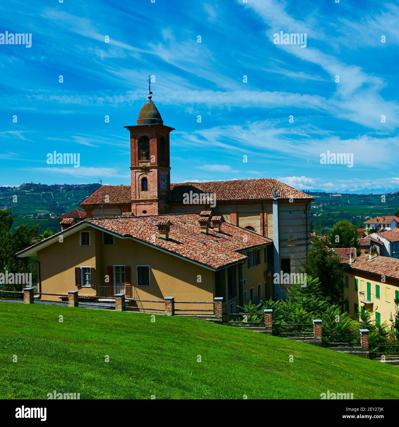 Kleines italienisches Dorf mit Kirche Stockfoto