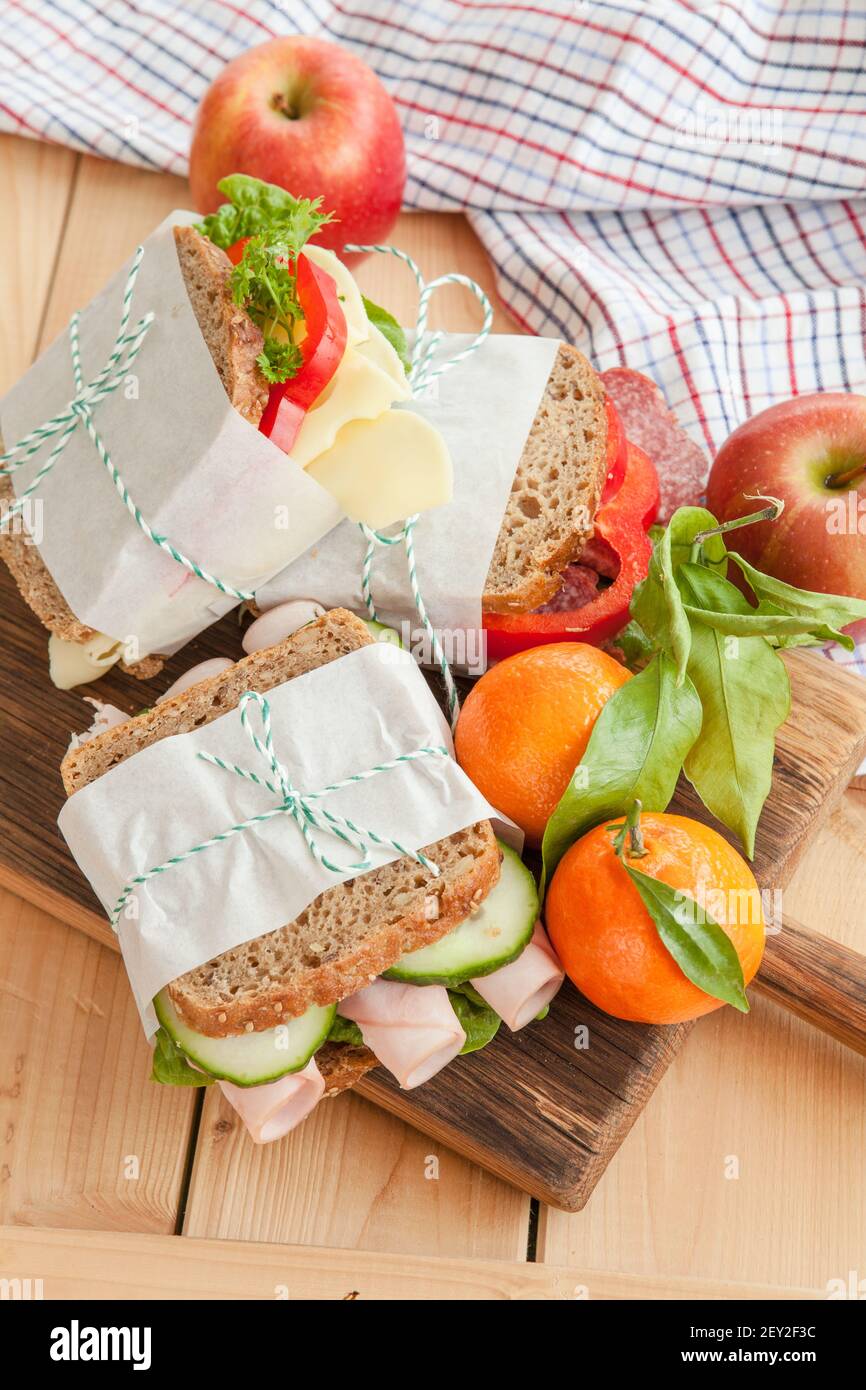 Brötchen mit Wurst Stockfoto