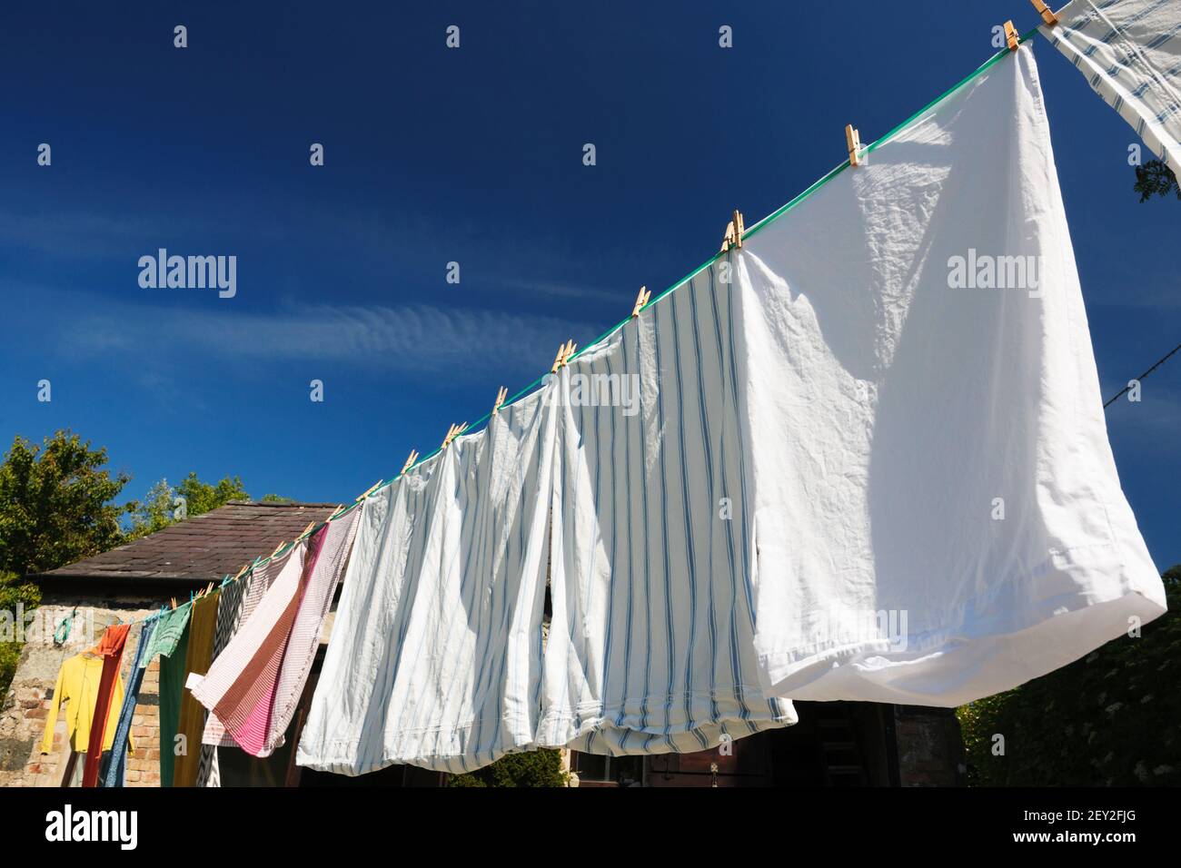 Wäsche zum Trocknen bei Sonnenschein. Stockfoto