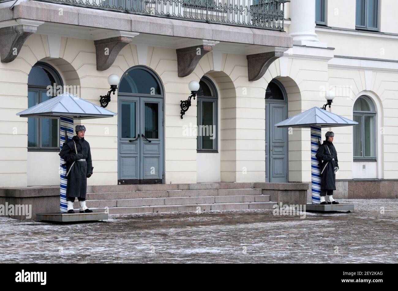 Finnische Wachen stehen Wache vor dem Präsidentenpalast in Helsinki, Finnland Stockfoto