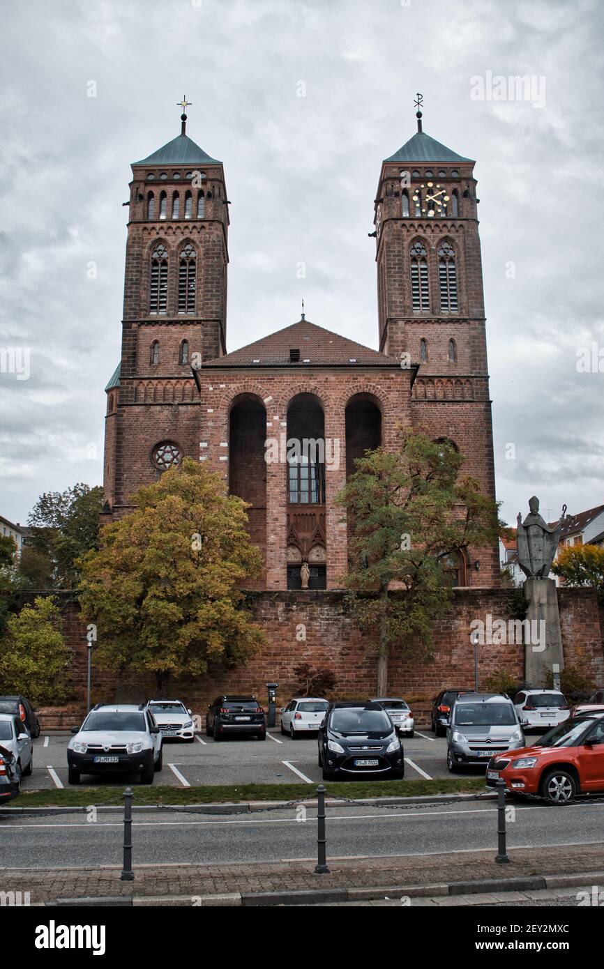 Vor dem Heiligen Pirmin, einer katholischen Pfarrkirche in Pirmasens. Stockfoto