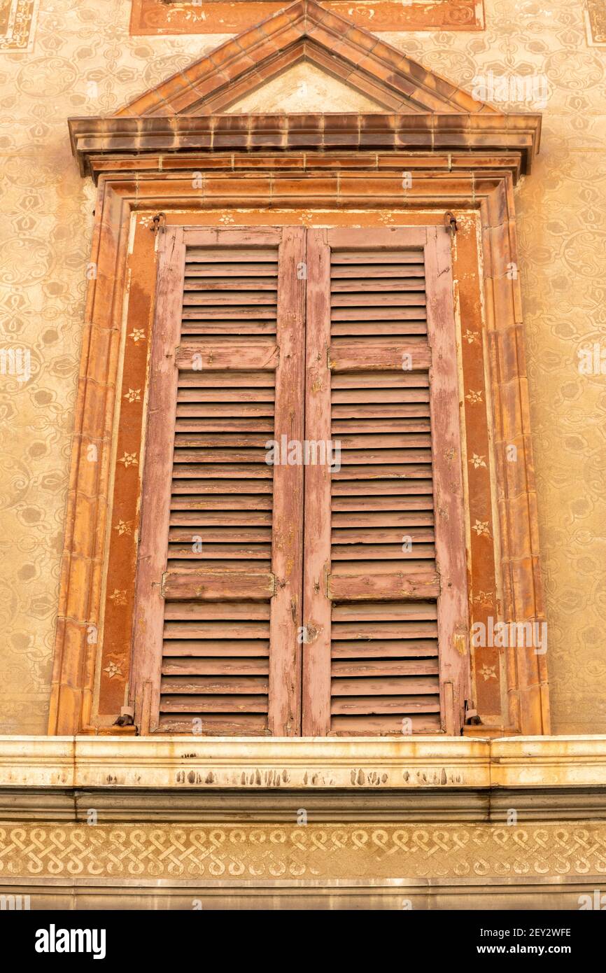 Traditionelle Fenster mit Fensterläden, europa Stockfoto