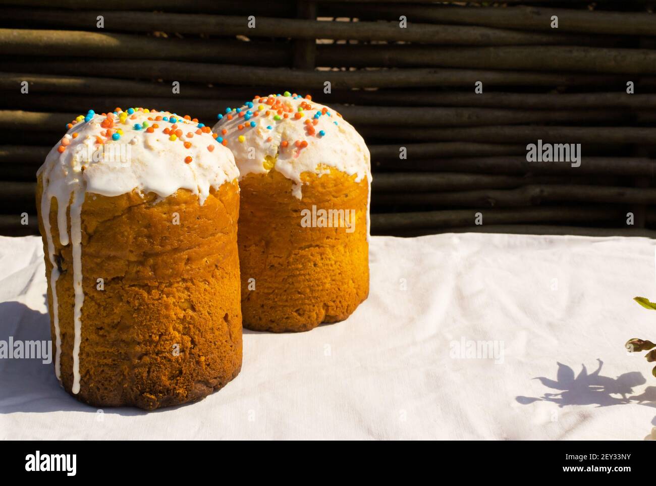 Osterkuchen mit einem Zweig eines blühenden Apfelbaumes auf einer weißen Tischdecke. Rustikaler Stil. Christliches Urlaubskonzept. Horizontale Ausrichtung. SPA kopieren Stockfoto