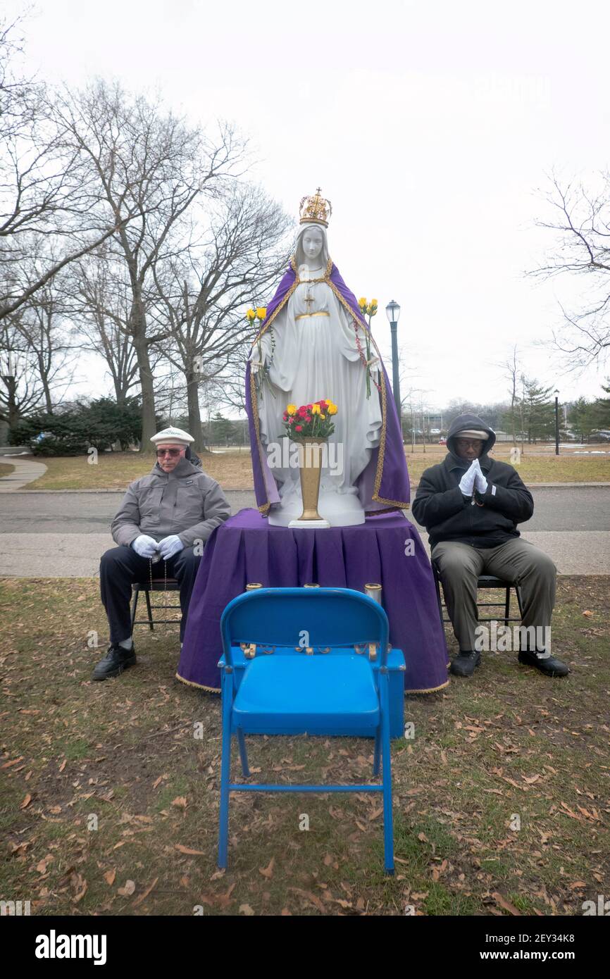 Der Altar, auf dem eine kleine Gruppe von Katholiken im Park an dem Ort, an dem Veronica Lueken ihre Erscheinungen von Jesus und Maria empfing, anbeteten Stockfoto