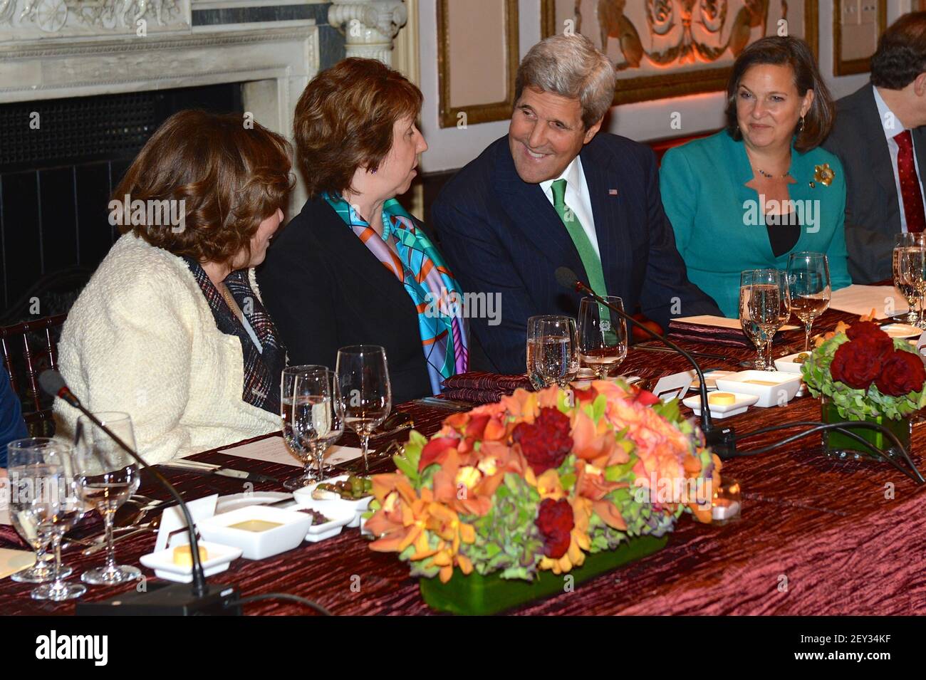 Mit Teresa Heinz Kerry und der stellvertretenden Staatssekretärin für europäische und eurasische Angelegenheiten, Victoria Nuland, im Blick, chattet US-Außenminister John Kerry mit der Hohen Vertreterin der EU, Catherine Ashton, beim Transatlantischen Dinner am 24. September 2014 in New York City. Der Sekretär nimmt an Veranstaltungen im Zusammenhang mit der Sitzung der UN-Generalversammlung 69th Teil. (Foto: State Department/Sipa USA) Stockfoto