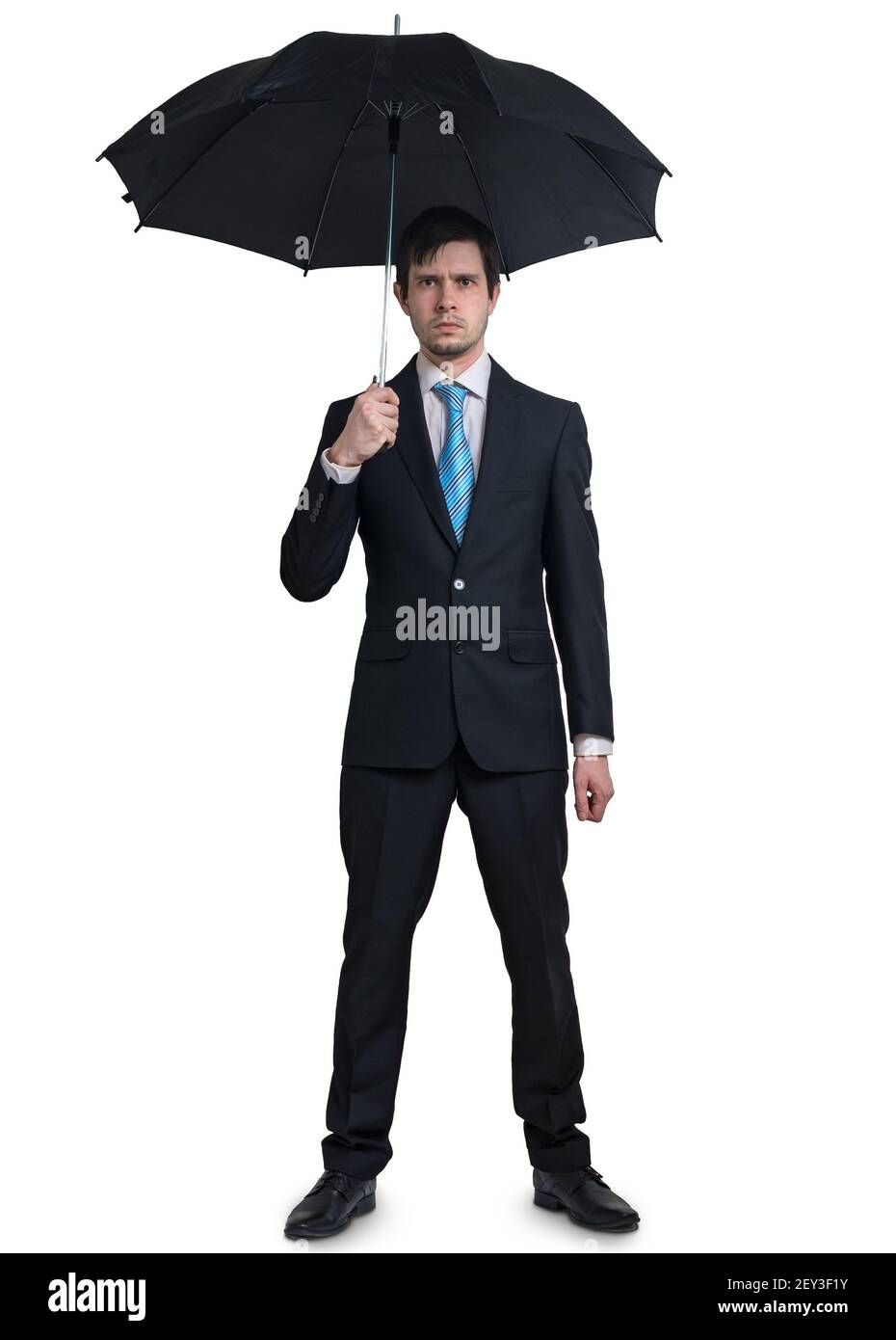 Junger Geschäftsmann in Anzug mit Schirm isoliert auf weißem Hintergrund. Stockfoto