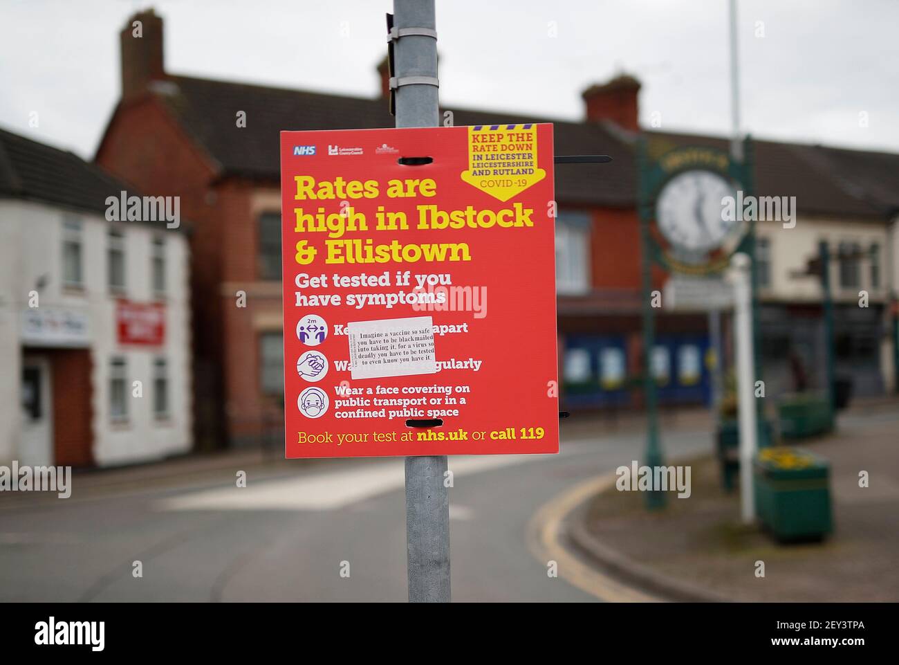 Ibstock, Leicestershire, Großbritannien. 5th. März 2021. Ein covid-19 Warnschild mit einem Anti-Impfung Aufkleber verunstaltet hängt von einem Pfosten . North West Leicestershire hat die höchste Coronavirus-Rate in England nach den neuesten Public Health England Zahlen. Credit Darren Staples/Alamy Live News. Stockfoto