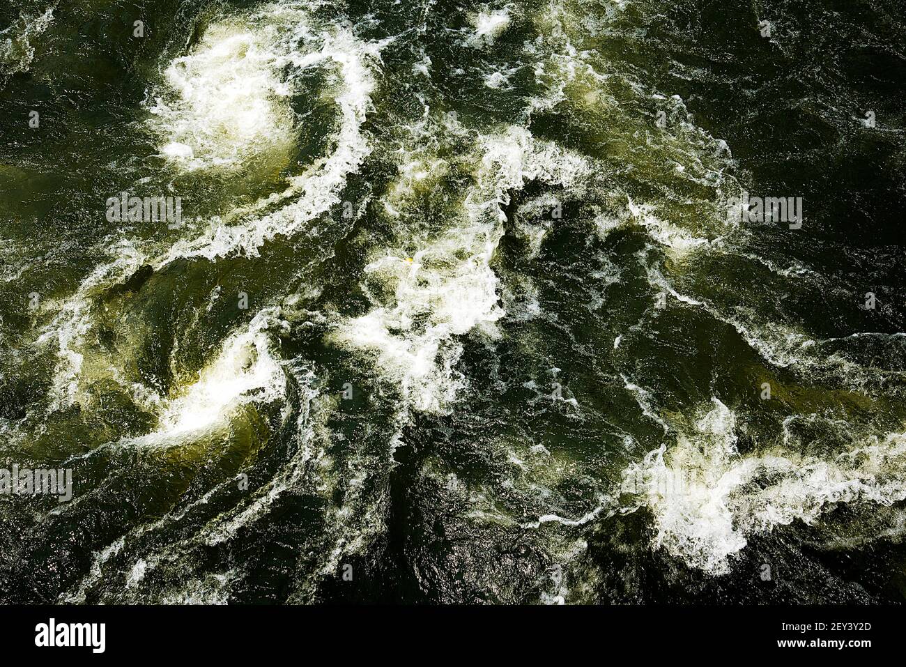 Natürlich fließender Wasserlauf Stockfoto