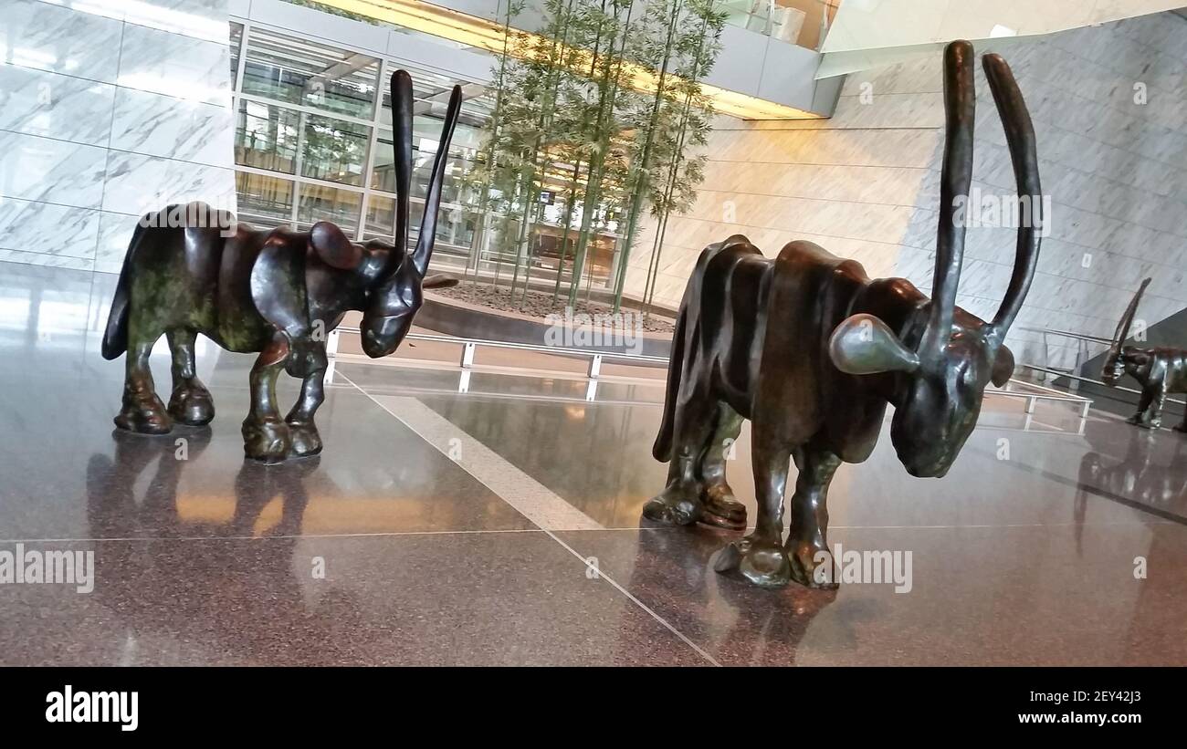 14. Oktober 2014. Ein Satz von zwei Oryx-Skulpturen des niederländischen  Künstlers Tom Claassen, die in Herdenformation in der Ankunftshalle des  Hamad International Airport (HIA) Doha erscheinen. Weitere internationale  Künstler sind Adel Abdessemed,