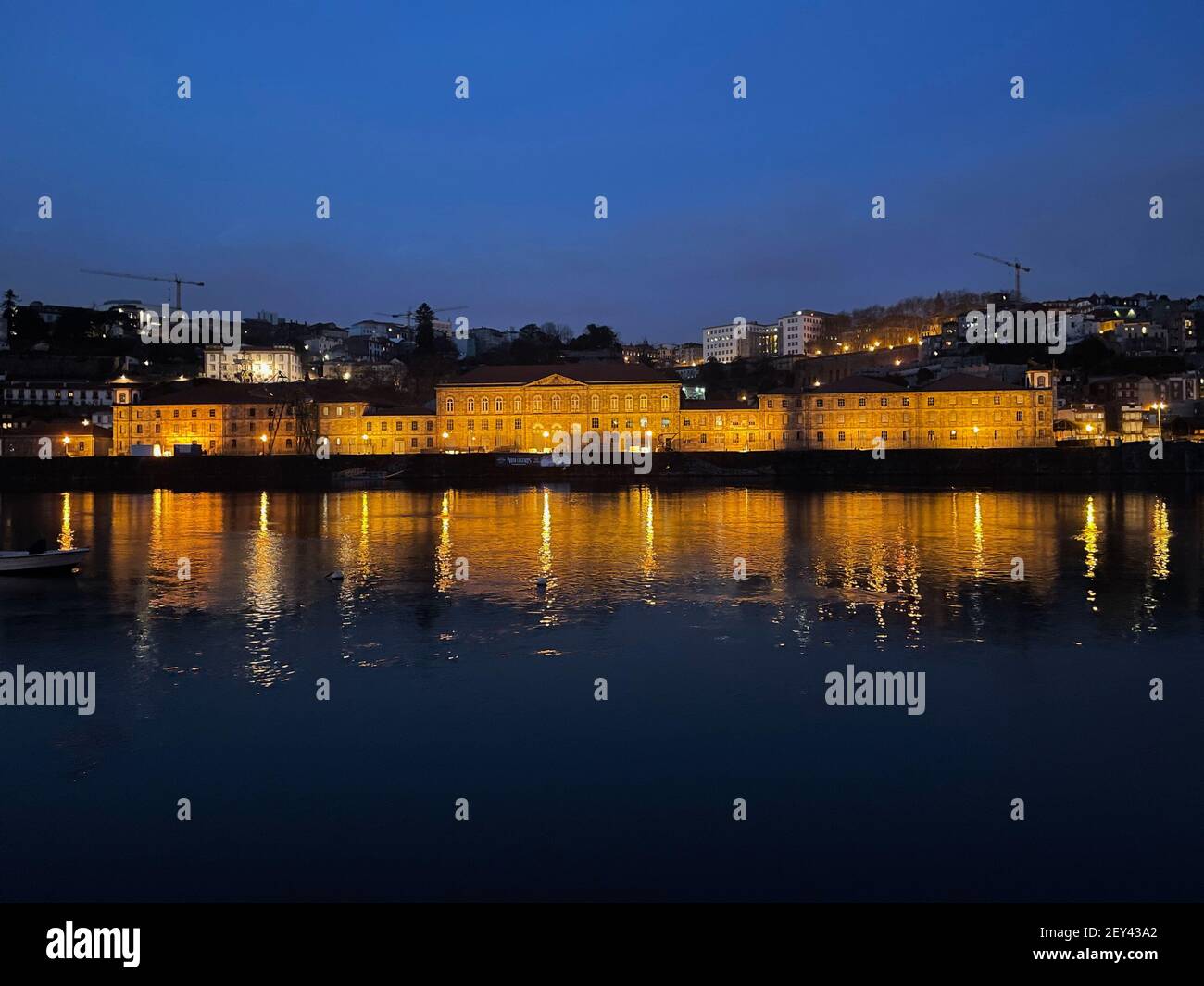 Vista da Ponte da Arrábida com o pôr-do-sol AO Fundo. Postal do Porto. Stockfoto