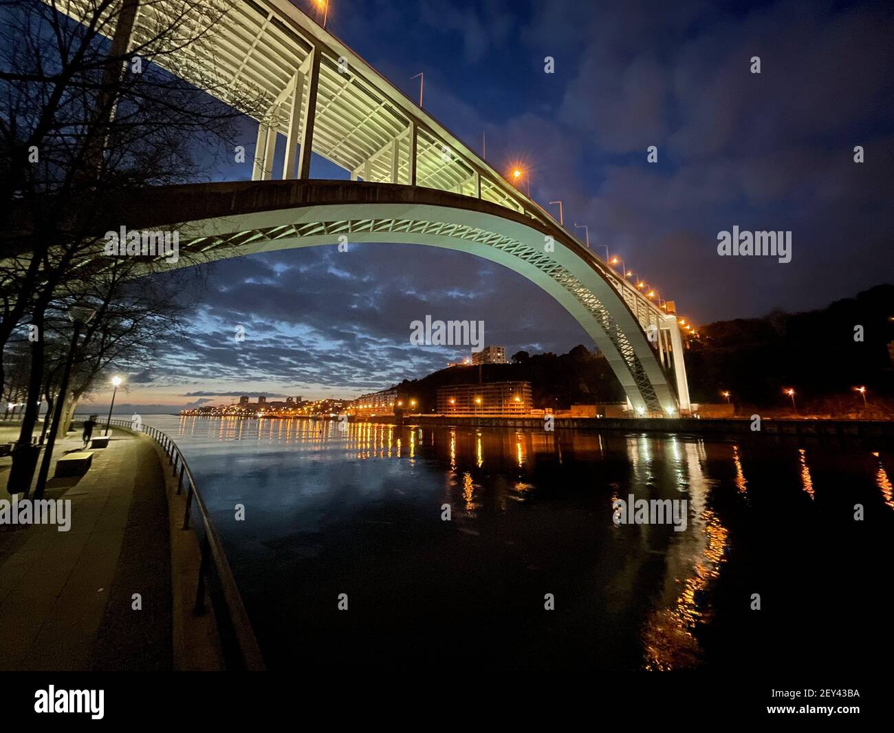 Vista da Ponte da Arrábida com o pôr-do-sol AO Fundo. Postal do Porto. Stockfoto