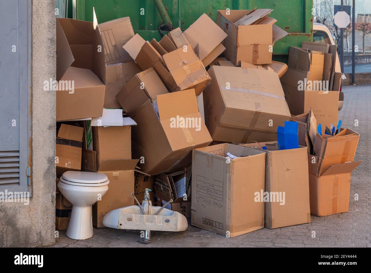 Kartons zum Recycling gestapelt Stockfoto