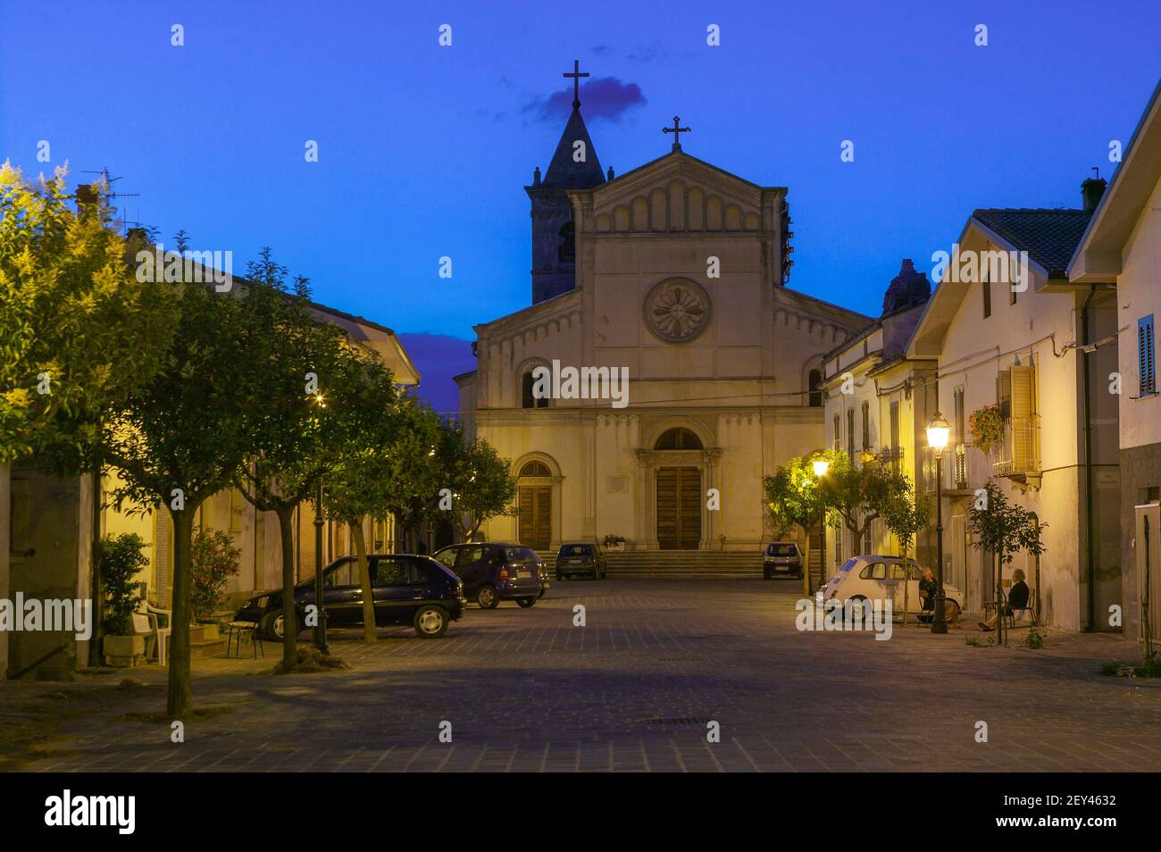 Der Hauptplatz und die Kirche von San Michele Arcangelo in Pietranico. Altes Bergdorf in der Provinz Pescara. Abruzzen, Italien, Europa Stockfoto