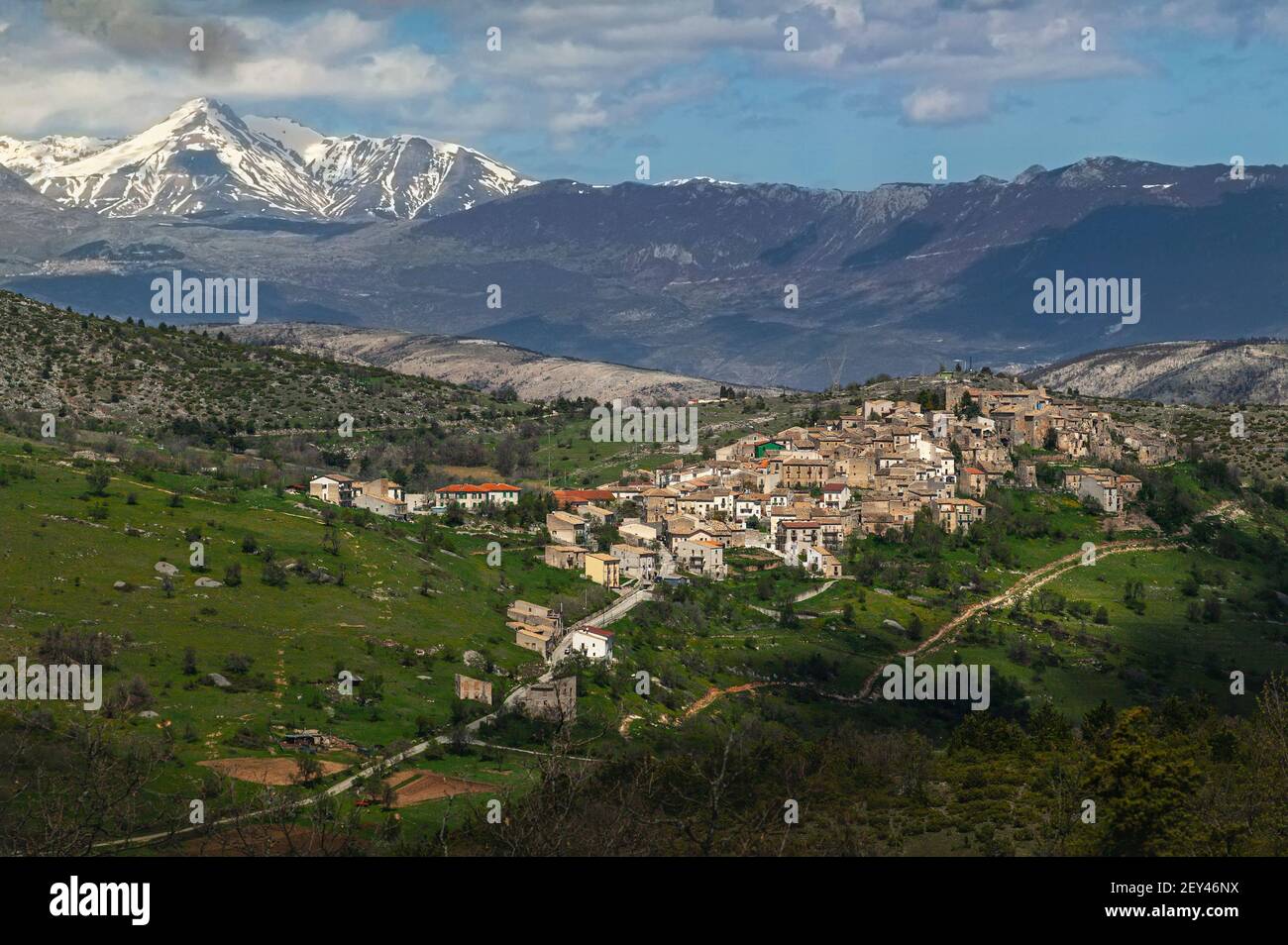 Luftaufnahme des mittelalterlichen Dorfes San Benedetto in Perillis. Im Hintergrund der Monte Camicia des Gran Sasso Gebirges. Abruzzen Stockfoto