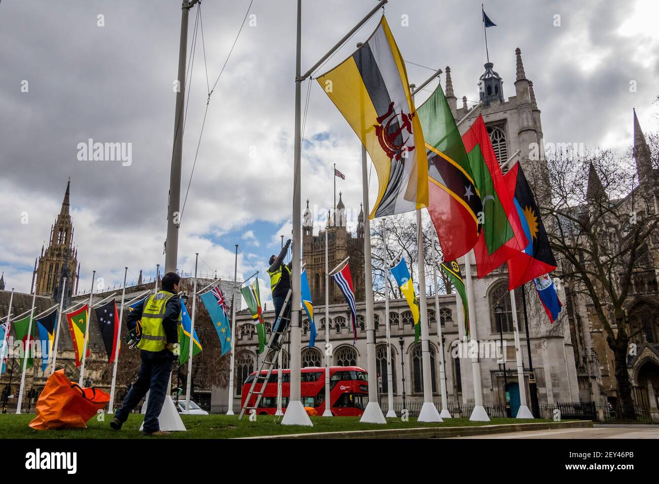 London, Großbritannien. März 2021, 5th. Flaggen werden auf dem Parliament Square vor dem Commonwealth Day 2021, der am Montag, dem 8th. März stattfindet, ausgestoßen - die Flaggen beginnen mit dem Union Jack, dann mit der Commonwealth-Flagge und dann mit allen anderen Nationen in der Reihenfolge, in der sie beigetreten sind. Die Feierlichkeiten werden in diesem Jahr virtuell sein, aufgrund der Covid, und konzentrieren sich auf die Führung von Frauen bei der "Delivering a Common Future", da sie mit dem Internationalen Frauentag zusammenfällt. Es ist auch der erste Tag der Lockerung von National Lockdown 3 mit Schulen gehen zurück. Kredit: Guy Bell/Alamy Live Nachrichten Stockfoto