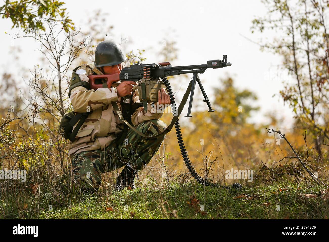 Ein Bulgarischer Soldat Stosst Einen Feindlichen Angriff Auf Dem Koren Field Training Ground In Bulgarien Ab 16 Oktober 2014 Als Teil Der Atlantischen Entschlossenheit In Polen Litauen Estland Und Lettland Wurden Us Armeeeinheiten
