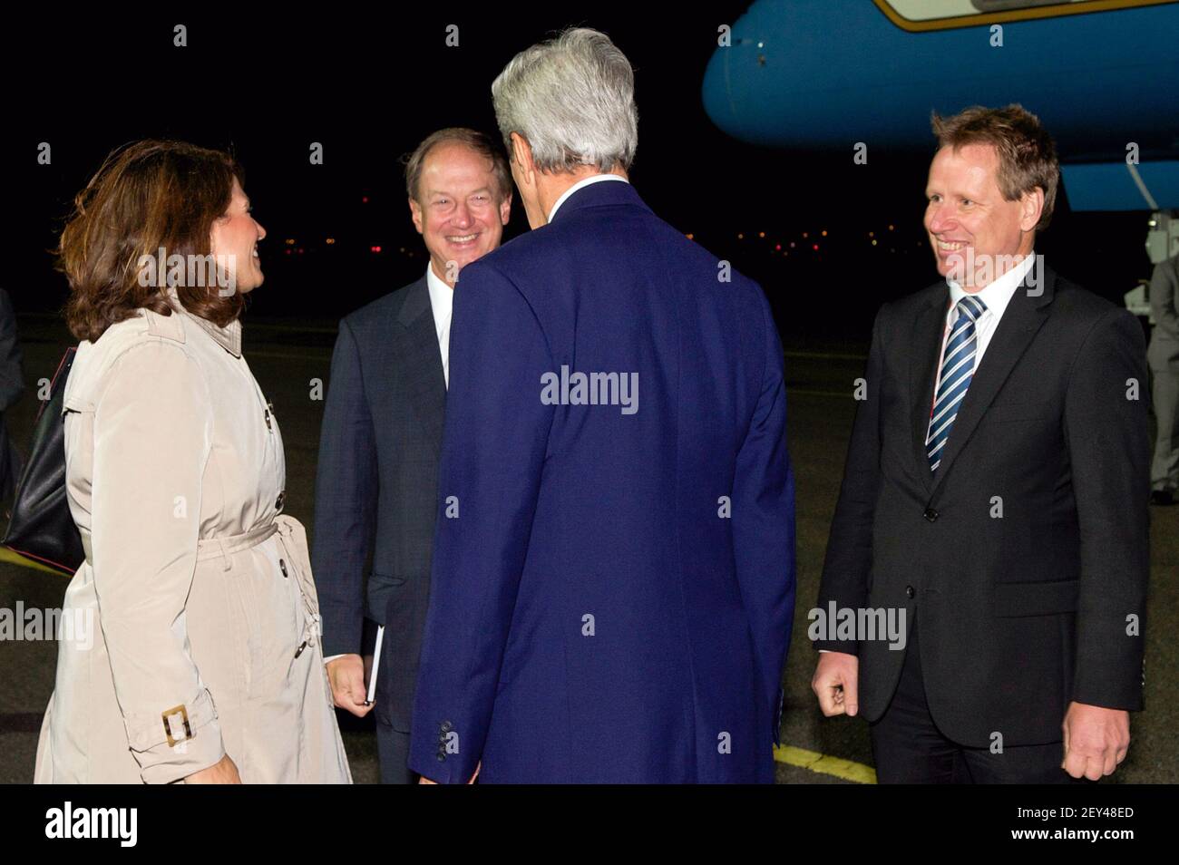 US-Außenminister John Kerry chattet mit der stellvertretenden Sekretärin für europäische und eurasische Angelegenheiten Julieta Vall Noyes, US-Botschafter in Deutschland John Emerson, Und Peter Sauer, Leiter des Protokollbüros des Auswärtigen Amts, nach seiner Ankunft am 21. Oktober 2014 in Berlin zu Gesprächen mit Bundeskanzlerin Angela Merkel und Außenminister Frank-Walter Steinmeier. (Foto: State Department/Sipa USA) Stockfoto