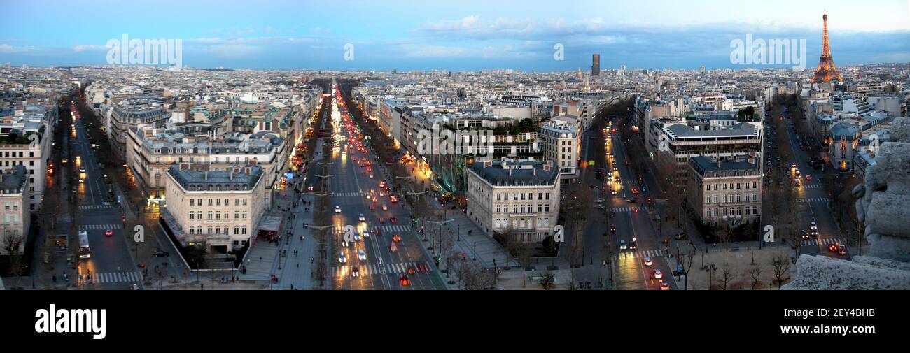 In Frankreich - Panoramablick auf Paris - Avenue de Champs Elysees, vom Arc de Triomphe aus gesehen Stockfoto