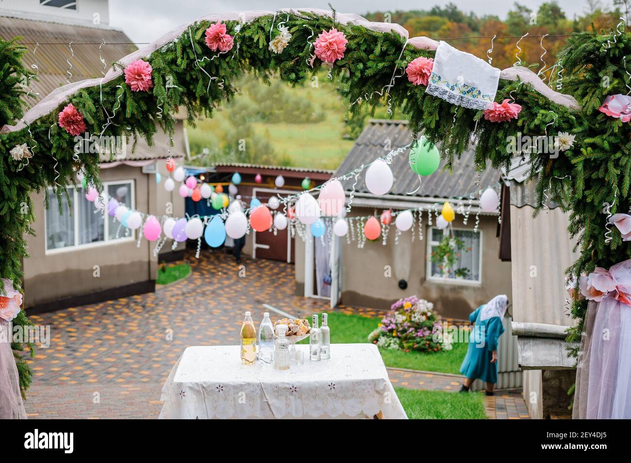 Hochzeitsbogen aus Fichte, Blumen und Ballons Stockfoto
