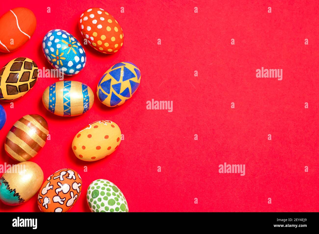Bunte Ostereier auf einem roten Hintergrund Banner. Muster und Designs auf bunt gefärbten Eiern auf einer Grußkarte mit Gratulation Stockfoto