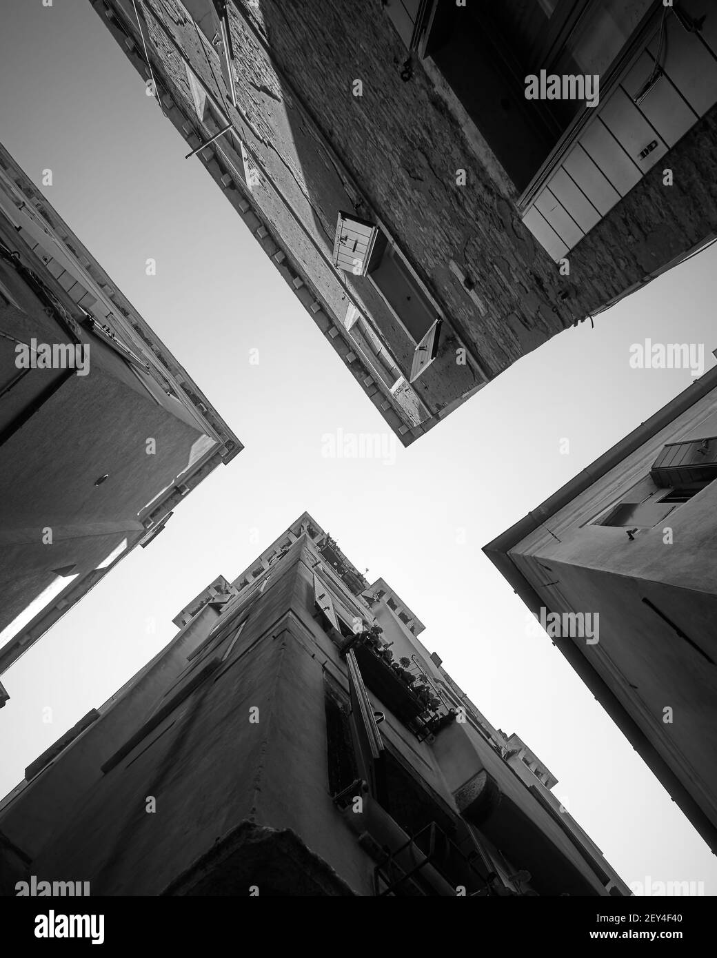 Venezianische Straßen auf dem Kopf, Venedig, Italien. Urbane Schwarz-Weiß-Fotografie, POV Stockfoto
