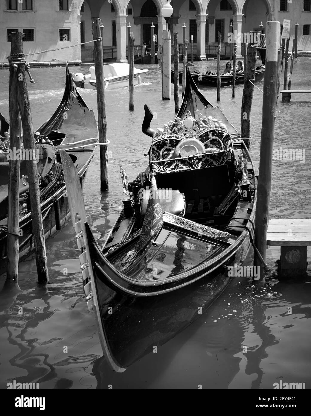 Gondel auf dem Canal Grande in Venedig, Italien. Schwarzweiß-Fotografie, venezianisches Stadtbild Stockfoto