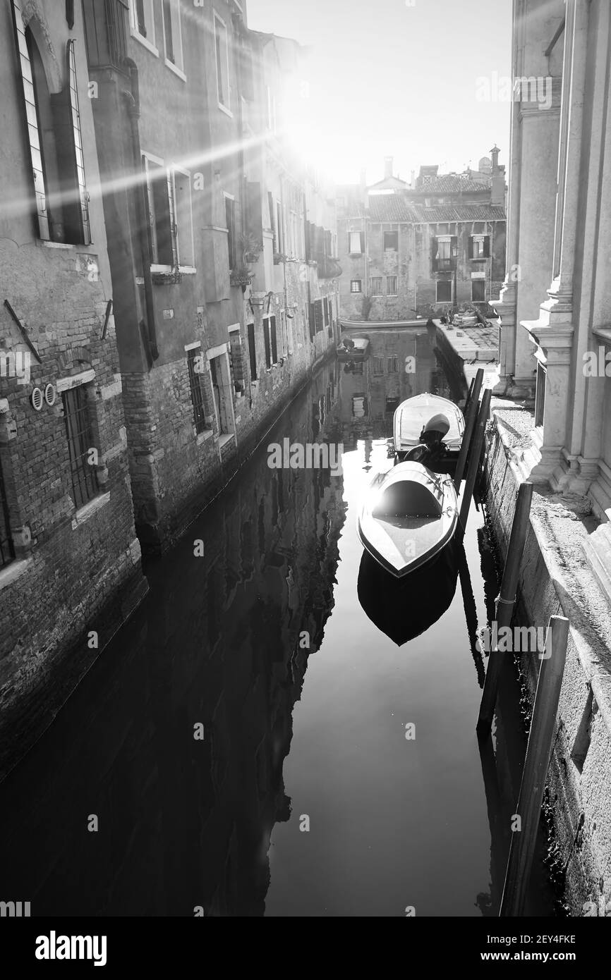 Blick auf einen venezianischen Kanal festgemacht Motorboote im Sommer Sunnu Tag, Venedig, Italien. Schwarzweiß-Fotografie, Stadtbild Stockfoto