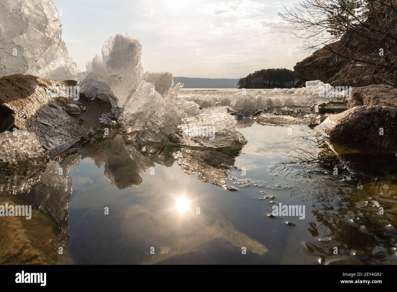 Frühling Schmelzen des Eises im See, Reflexion von Eis und die Sonne im Wasser, Pre-Sonnenuntergang Zeit, Tapete, Postkarte, Hintergrund. Stockfoto
