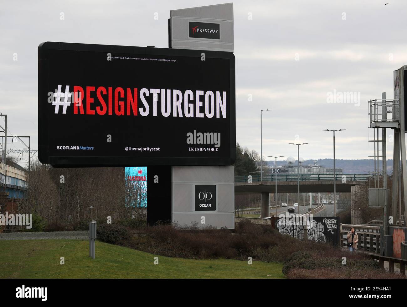 Eine digitale Plakatwand in der Nähe des Clydeside Expressway in Glasgow mit den Worten #ResignSturgeon, während des Starts der Kampagne #ResignSturgeon, die von der Mehrheit geführt wird, mit Unterstützung von Schottland Angelegenheiten, UK Union Voice und über 250 Geber, die an einer Crowdfunding-Kampagne im Vorfeld der schottischen Wahlen am 6. Mai beteiligt waren. Bilddatum: Freitag, 5. März 2021. Stockfoto