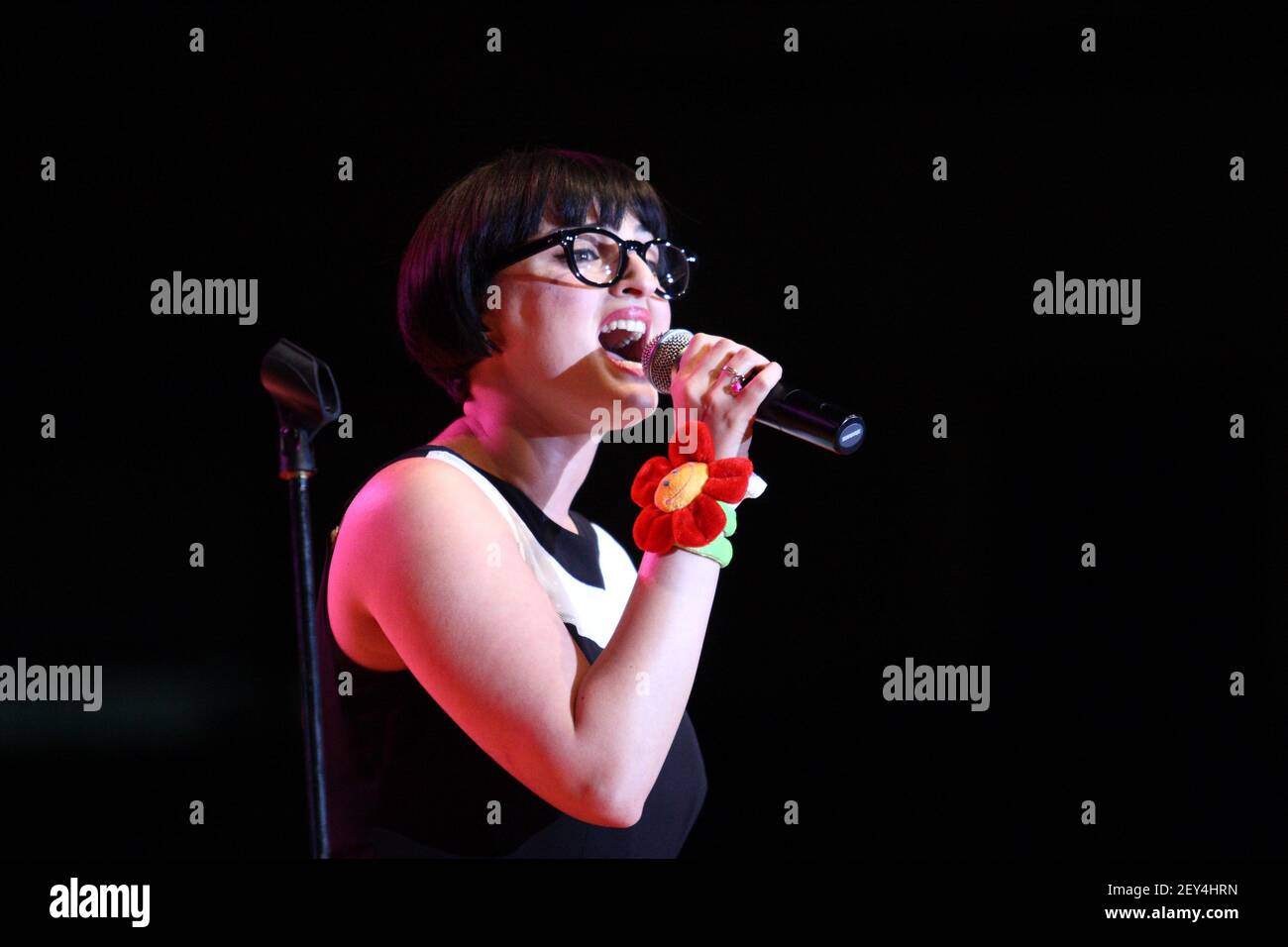 Rosalba Pippa in arte Arisa si esibisce sul palco di Mille Giovani pro la Pace pro la visita di Papa Benedetto XVI a Cassino Stockfoto