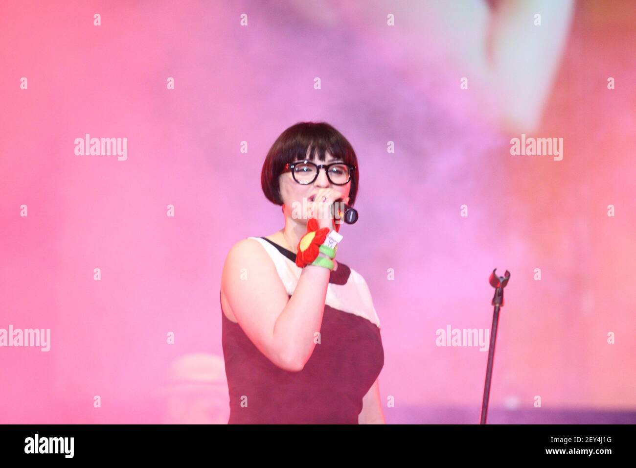 Rosalba Pippa in arte Arisa si esibisce sul palco di Mille Giovani pro la Pace pro la visita di Papa Benedetto XVI a Cassino Stockfoto