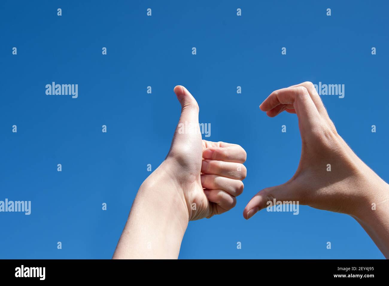 Zwei Hande Machen Ein Herz Stockfotos Und Bilder Kaufen Alamy